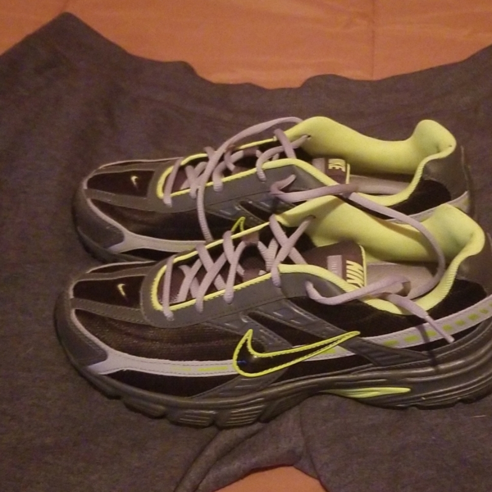 Tennis shoes